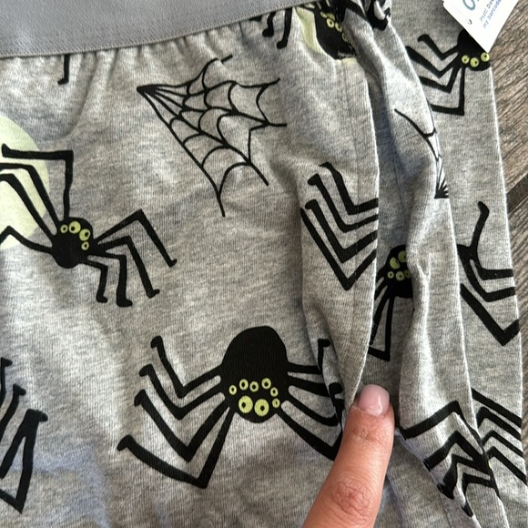 Old navy Halloween spider glow in the dark spooky pajama set bundle 🕷️ - Picture 4 of 7